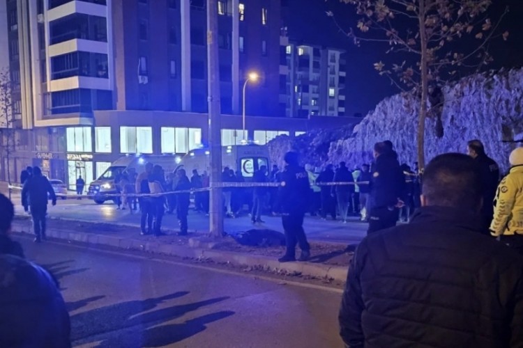 Gaziantep'te feci kaza: Otomobilin &ccedil;arptığı anne &ouml;ld&uuml;, kızı ağır yaralandı
