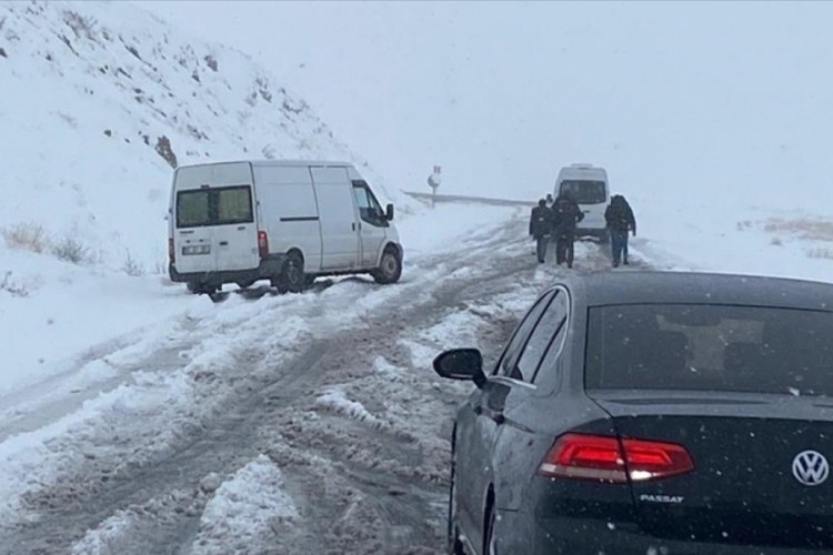 Muş'ta eğitime kar engeli: Okullar 1 g&uuml;n tatil edildi