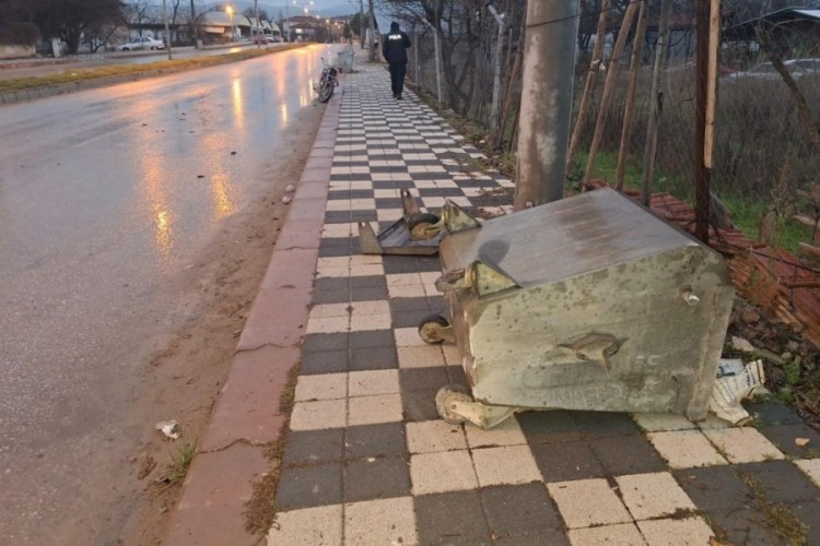 Motosiklet, &ccedil;&ouml;p konteynerine &ccedil;arptı; &Ouml;l&uuml; ve yaralı var...