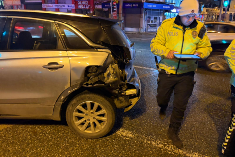Bursa'da ana yol &uuml;zerinde korkutan kaza! Ara&ccedil; i&ccedil;indekiler b&uuml;y&uuml;k panik yaşadı...