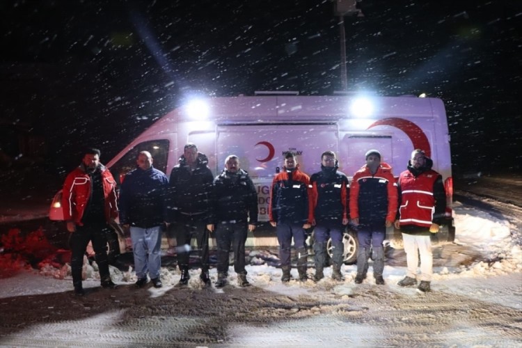 Kastamonu'da yolda kalan sürücülere ikramda bulunuldu
