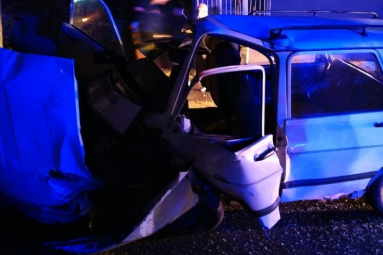 Direksiyon hakimiyeti kaybolan ara&ccedil; yoldan &ccedil;ıktı 4 yaralı