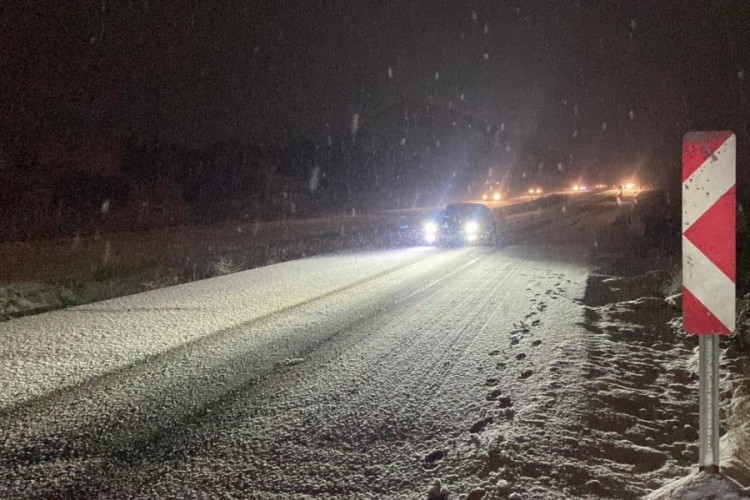 Burdur'da kar yağışı nedeniyle bir&ccedil;ok ara&ccedil; yola kaldı
