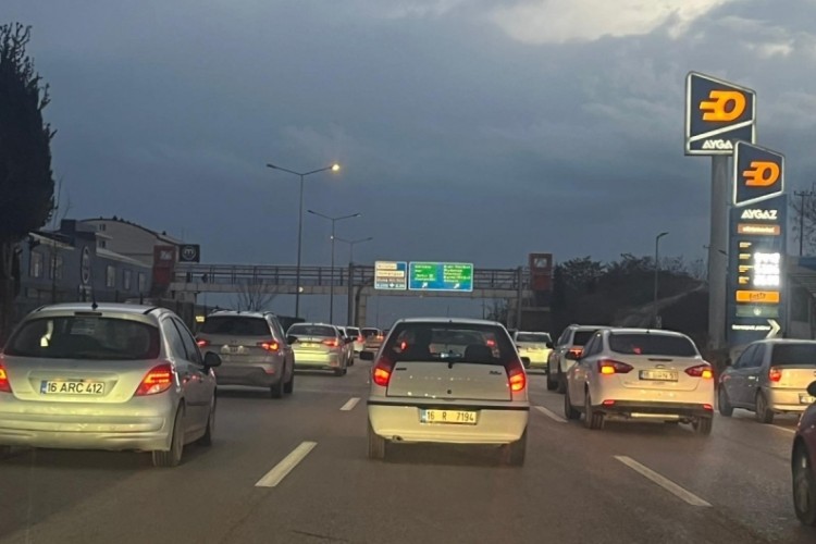 Bursa'da haftanın ilk g&uuml;n&uuml;nde sabah trafiği yoğunlaştı!