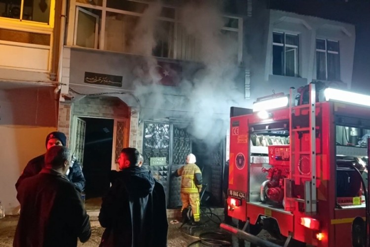 Bursa'da gece yarısı apartman deposunda yangın!
