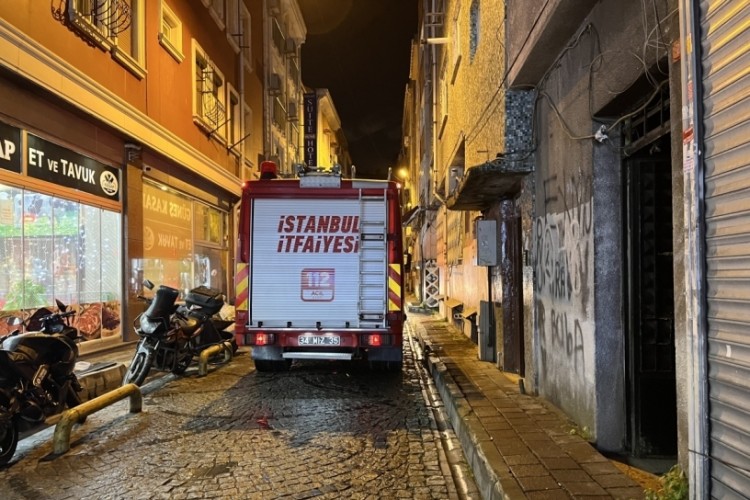 Otoparkta &ccedil;ıkan yangın binaya sı&ccedil;radı: O anlar kamerada