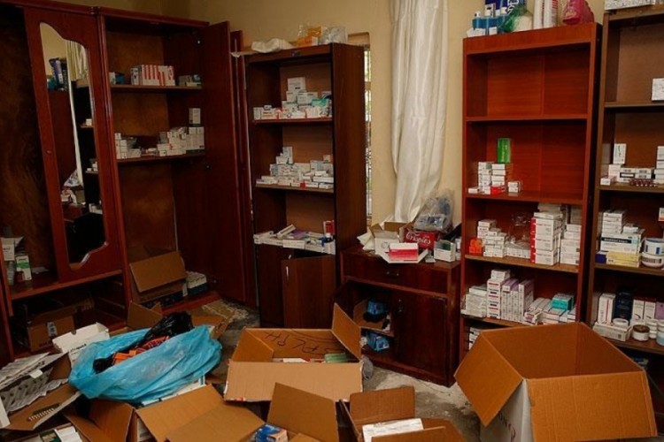 Merdiven altı muayenelere baskın: Binlerce ka&ccedil;ak ila&ccedil; ele ge&ccedil;irildi