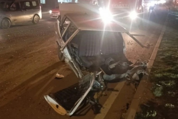 Hatay'da ikiye b&ouml;l&uuml;nen Tofaş'ın s&uuml;r&uuml;c&uuml;s&uuml; hayatını kaybetti
