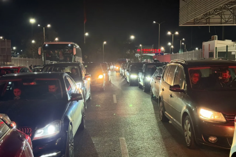 Akın akın geldiler! Yılbaşı alışverişi yapanlar sınır kapılarına yığıldı