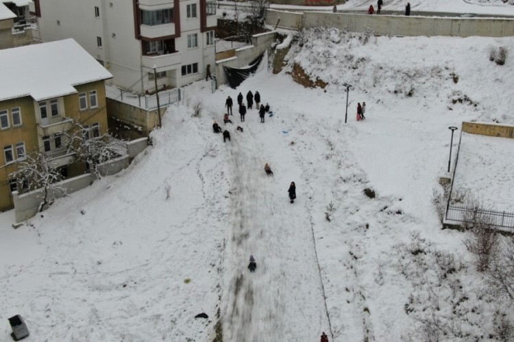 Okullar tatil edildi, &ccedil;ocuklar karda doyasıya eğlendi