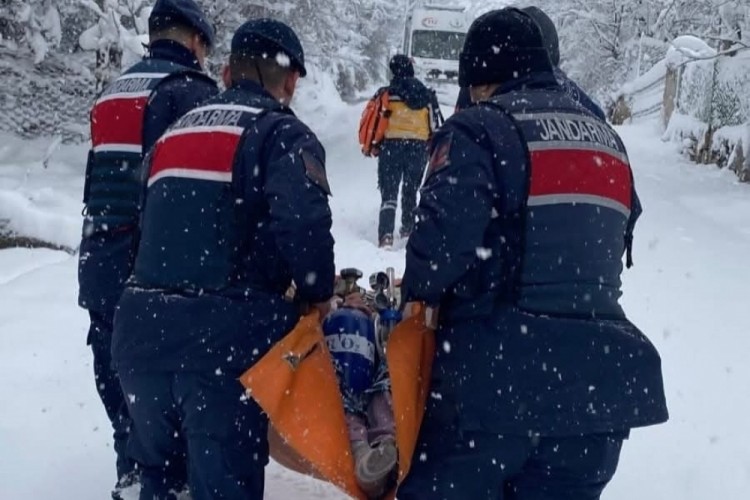 Karla kapanan yolda umut oldu: Jandarma hastayı kurtardı