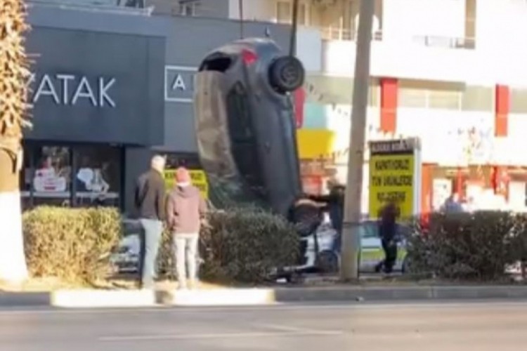 Otomobilin takla atıp ters d&ouml;nd&uuml;ğ&uuml; anlar kameraya yansıdı