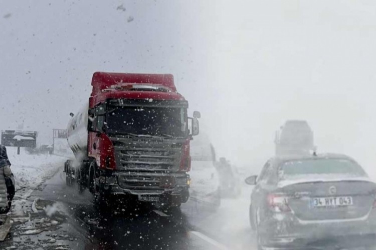 Kar alarmı: Bolu Dağı'nda ulaşım durdu!
