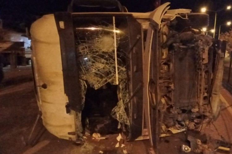 Tır ile otomobilin &ccedil;arpıştığı kazada tır yan yattı: 2 yaralı