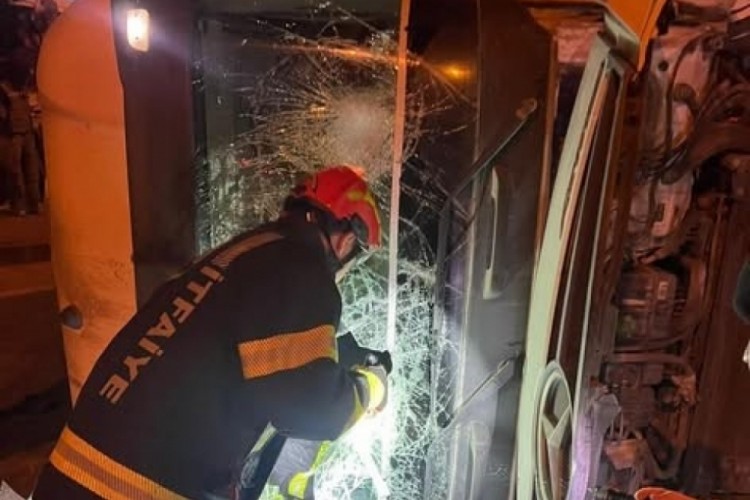 Tır ile otomobilin &ccedil;arpıştığı kazada tır yan yattı; 2 yaralı