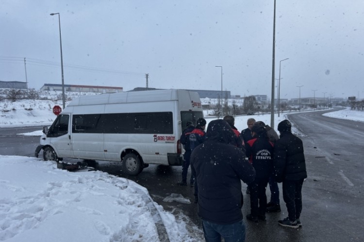 İş&ccedil;i servis minib&uuml;s&uuml;, TIR'a &ccedil;arptı: 11 yaralı