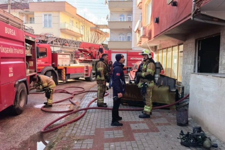 İneg&ouml;l'de ev yangını paniği: Dumanlar sokağı sardı...