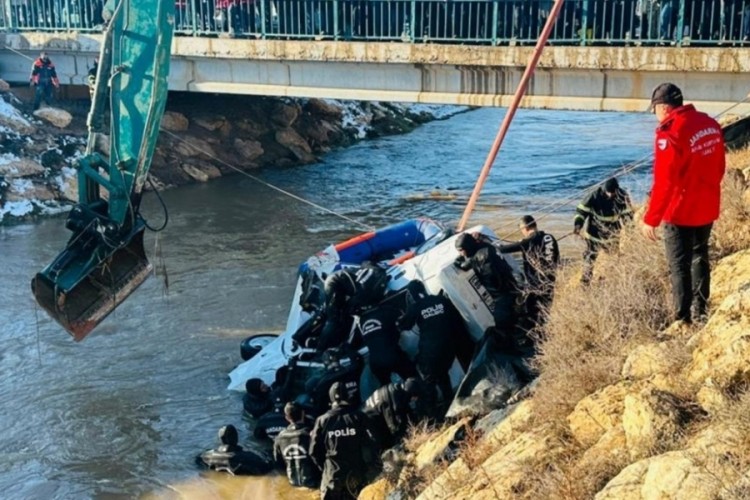 Otomobil kanala u&ccedil;tu! 3 &ccedil;ocuk hayatını kaybetti