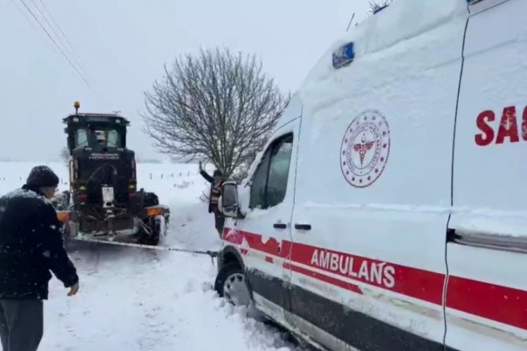 Karda mahsur kalan ambulansın imdadına iş makinesi yetişti