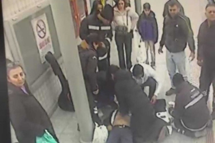 Tren beklerken kalp krizi ge&ccedil;irdi, ilk m&uuml;dahaleyi perondaki sağlık&ccedil;ı yaptı