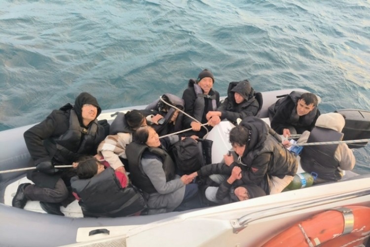 Ayvalık a&ccedil;ıklarında 10 d&uuml;zensiz g&ouml;&ccedil;men kurtarıldı