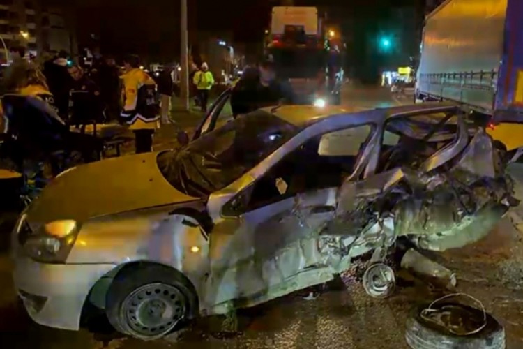 &Ouml;n&uuml;ndeki otomobile arkadan &ccedil;arpıp ka&ccedil;tı; 2 uzman &ccedil;avuş yaralı