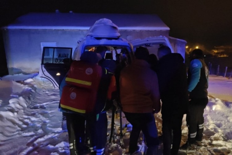 Paletli ambulans nefes darlığı &ccedil;eken &ouml;ğretmen i&ccedil;in dağları aştı