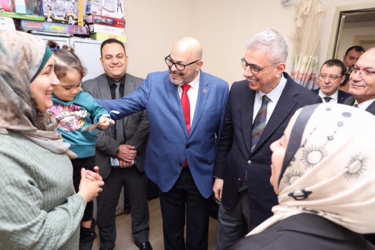 Bakan Memişoğlu, Kahire'de Filistinli hastaları ziyaret etti