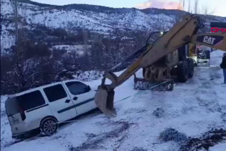 Elazığ'da kar nedeniyle yolda kalan ara&ccedil; kurtarıldı