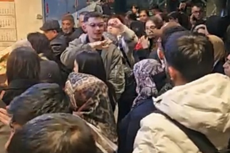 U&ccedil;ak havada kaldı, yolcular saatlerce mahsur!