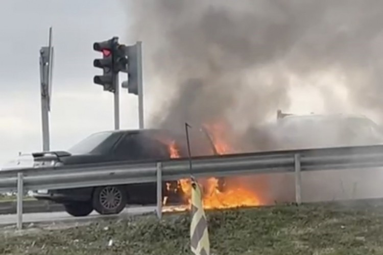 Seyir halindeki otomobil alev topuna d&ouml;nd&uuml;