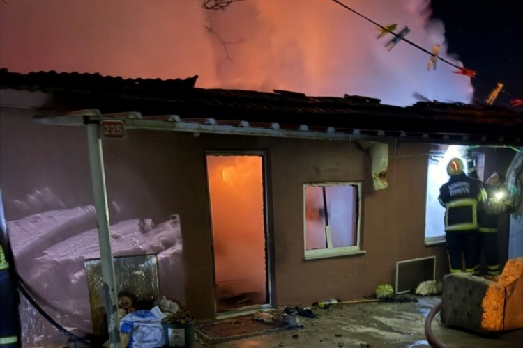 Yaşlı kadının evi alevlere teslim oldu