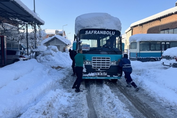 Kar yağışı durdu, esnafın m&uuml;cadelesi başladı