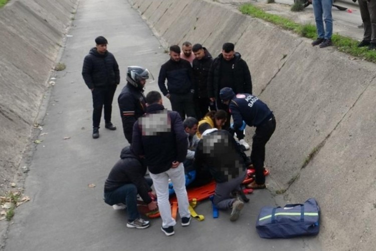 Yayaya yol vermek istedi, savrulup kanala u&ccedil;tu