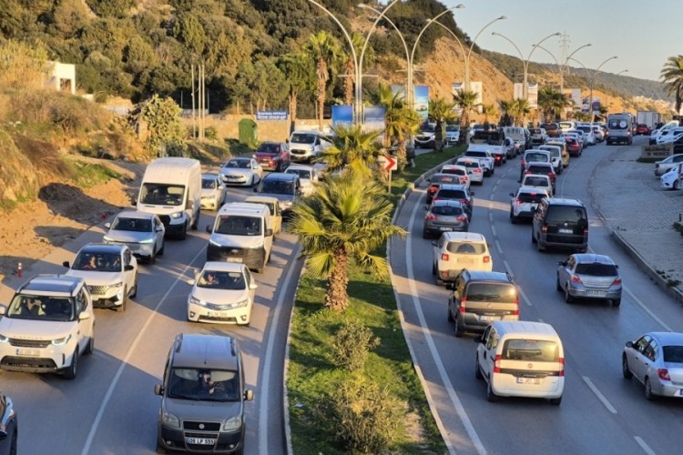 Yeni yıl trafiği: "Uzun ara&ccedil; kuyrukları oluştu"