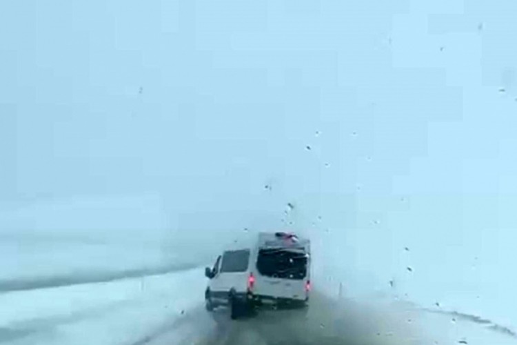 Minib&uuml;s kazayı kıl payı atlattı