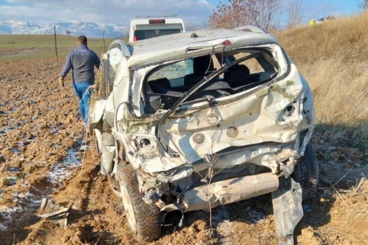 Otomobil ile SUV ara&ccedil; &ccedil;arpıştı: 8 yaralı