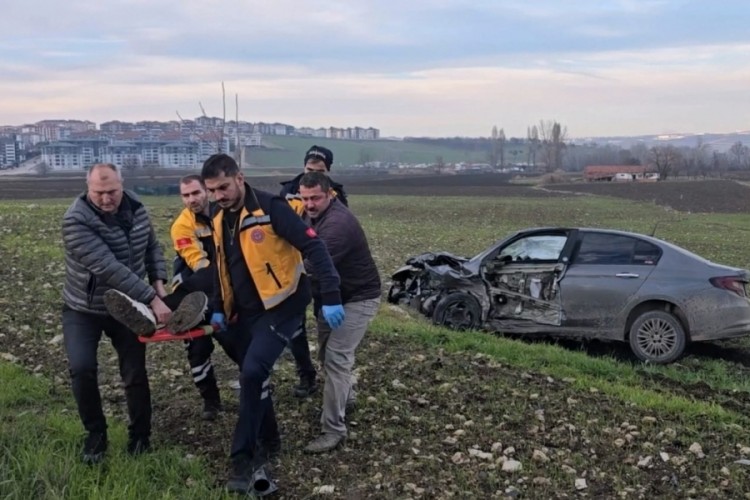 Bursa'da 2 araba &ccedil;arpıştı, biri tarlaya u&ccedil;tu!