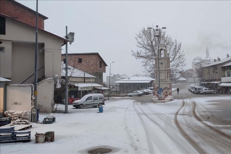 Adıyaman'da eğitime kar engeli: Okullar 1 g&uuml;n tatil edildi