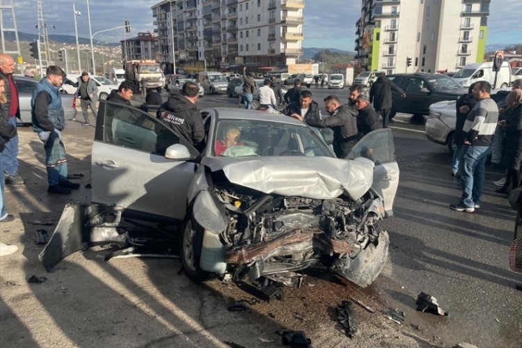 Zonguldak'ta iki otomobilin &ccedil;arpıştığı kazada 7 kişi yaralandı
