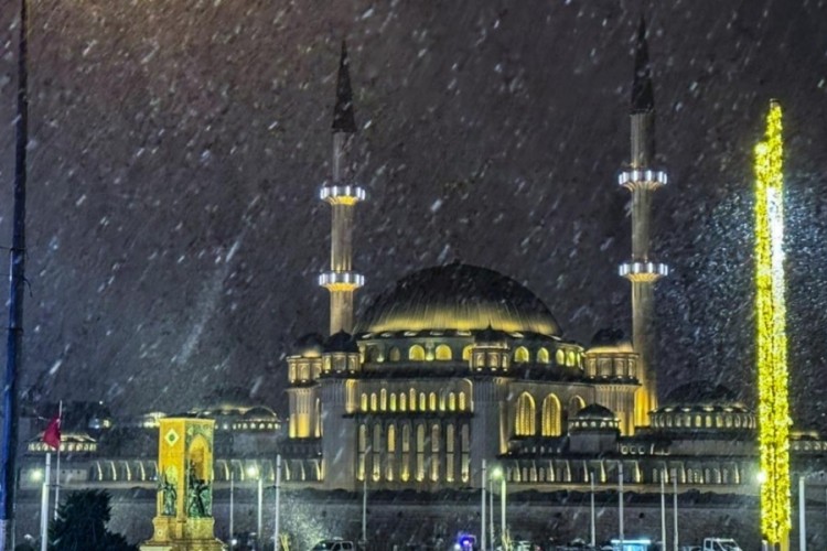 İstanbul'da kar yağışı etkili oldu