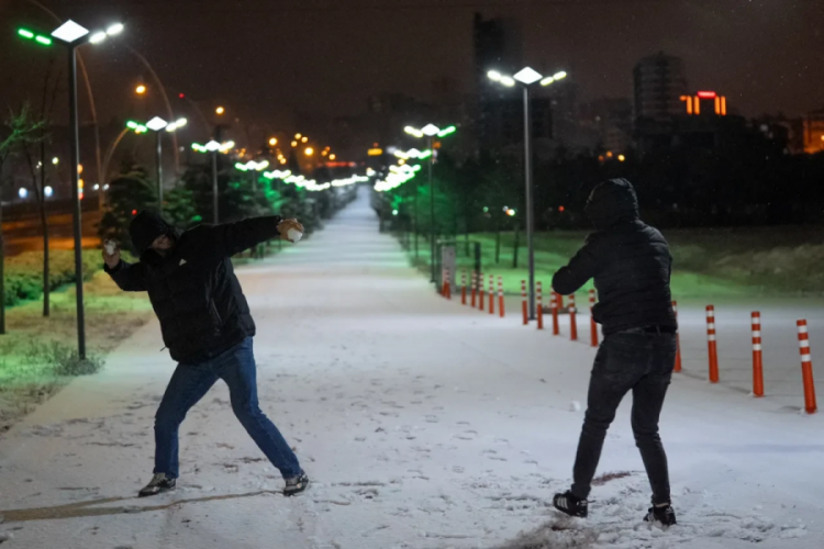 Ankara'da kar yağışı sevinci: Gece saatlerinde sokaklara &ccedil;ıktılar
