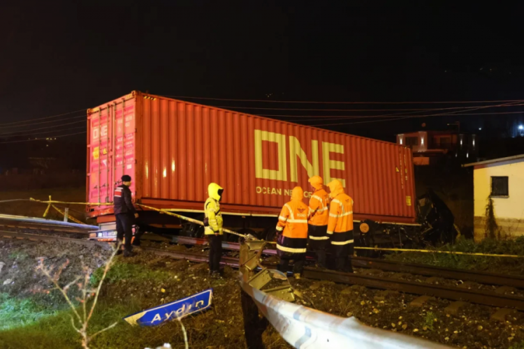 Tır tren yoluna u&ccedil;tu: Şof&ouml;rden acı haber