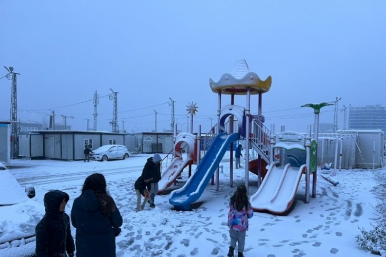 Kar yağışı Hatay'ı beyaza b&uuml;r&uuml;d&uuml;, 2 il&ccedil;ede okullar tatil edildi