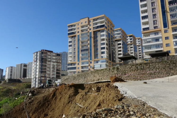 6 yıl sonra felaket alarmı! Heyelan yeri, ka&ccedil;ak hafriyat sahası &ccedil;ıktı