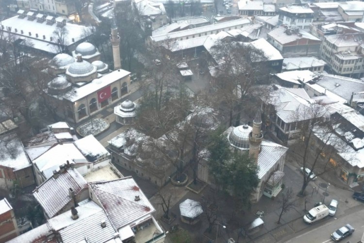 İneg&ouml;l yılın son g&uuml;n&uuml;nde beyaza b&uuml;r&uuml;nd&uuml;!