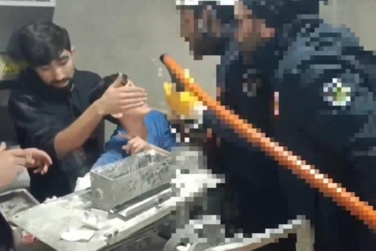 Kolu hamur makinesine sıkışan &ccedil;ocuğu itfaiye kurtardı