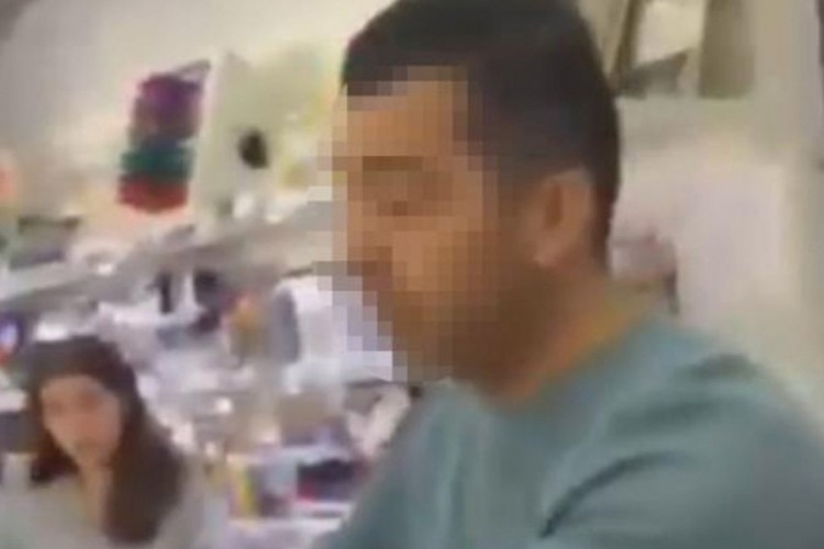 Kırtasiyede &uuml;niversite &ouml;ğrencilerine taciz