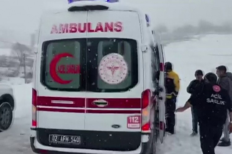 Karda mahsur kalan hastayı belediye ekipleri kurtardı