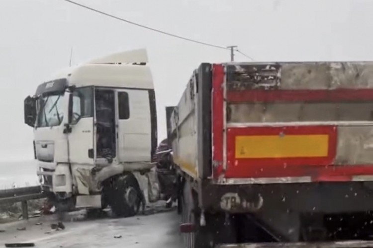 D&uuml;zce'de tır makaslaması &ccedil;evre yolunu kapattı